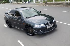 Cần bán xe Mitsu Lancer Gala, năm sx 2003, màu đen, số tự động, có camera lùi