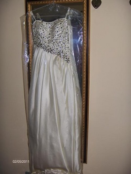 Bán áo dài cưới, áo cưới giá 980.000 / cái.