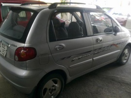 Tôi muốn bán xe Matiz SE đời 2004 màu bạc, xe còn cứng zin, máy 7 màu