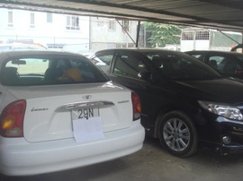 Bán xe daewoo lanos SX mầu trắng tên tư nhân biển 29N xe gia đình