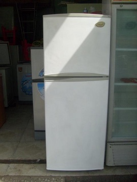 Cần bán 01 tủ lạnh cũ hiệu ELECTROLUX 220L. Tủ 02 cửa, không đông tuyết