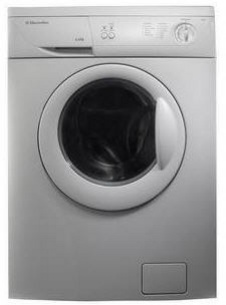 Máy giặt cửa trước Electrolux 5,5kg EWF551 cực bền và tủ lạnh Samsung 200 lít