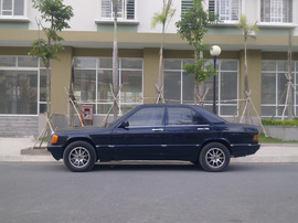 Bán xe Mercedes E190, xe gia đình sử dụng, máy lạnh, đồng sơn mới