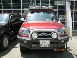 Ford Escape 2. 3L XLT, số tự động 4x4 ,2009. Màu vàng long lanh, bs TP, cty xuất HĐ.