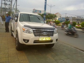 Bán Ford Everest 2. 5 TDCi Số tự động . Đời 2010. màu trắng.