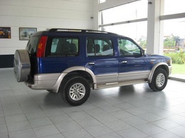 Tôi cần bán Ford Everest , màu xanh dương , đời 2006 , xe còn zin