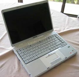 Cần bán laptop Hp Compaq giá 2tr800, máy ít dùng như mới, bán đủ hết phụ kiện