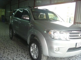 Bán xe fortuner V màu ghi bạc, sản xuất 2009, đang ký tên tư nhân.