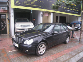 SÀN ÔTÔ VIỆT NAM bán Mercedes C180k 29A sx 2005, màu đen,