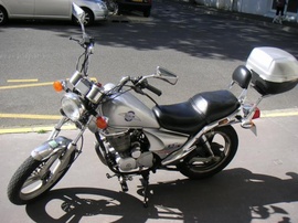 Moto Daelim VS 125c, hàng thùng ,đời 2001, màu bạc, zin 100%