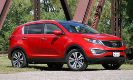 Kia Sportage màu đỏ, nhập khẩu nguyên chiếc, đời 2011. Hộp số tự động 6 cấp