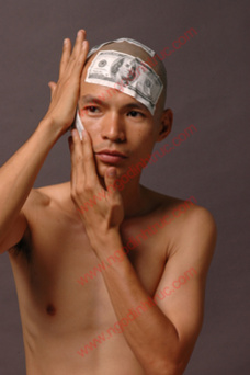 Bán series ảnh tác phẩm performance "Dollar Man" của Họa sĩ Bùi Công Khánh