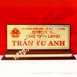 biển chức danh, biển để bàn, làm biển chức danh để bàn, biển tên đồng gỗ