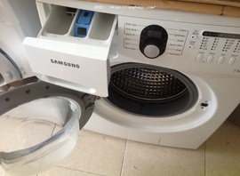Cần thanh lý gấp máy giặt lồng ngang Samsung WF9752N5C 7,5kg.