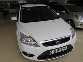 Bán gấp Ford Focus sx 2011 màu trắng chạy lướt