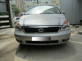 Bán xe Kia Carnival AT 2010, 625 triệu, màu bạc