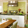 [2] Tạo sự hài hòa giữa màu bếp và màu sắc của không gian ăn uống. Chẳng hạn, sử dụng gạch ốp và ghế ăn đồng màu xanh ngọc.