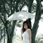 [3] Trong làn mưa nhẹ nhàng, Tố Như diện một chiếc váy trắng kết hợp cùng nón rộng vành trắng và đặc biệt là chiếc ô xinh xắn cùng màu với bộ trang phục.