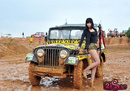 Bích Ngọc chân thon 1m13 lấm bùn với xe Jeep trần RSN9972