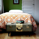 Biến vali cũ thành chiếc tủ đầu giường xinh xắn NEWS11307