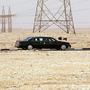 [5] Chiếc limousine của Tổng thống Bush đang băng qua một khu vực hoang vắng và nóng bỏng bên ngoài căn cứ không quân Al Udied ở thủ đô Doha, Qatar, để ra sân bay về Washington, ngày 5/6/2003. Ảnh: AP.