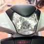 [4] Cụm đèn pha của Honda SH300i với bóng đèn pha halogen.