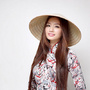 [5] Người đẹp Việt còn mang chiếc nón lá truyền thống sang xứ sở hoa anh đào.