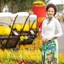 [1] Trần Thị Quỳnh thích diện áo dài đi dạo trên phố trong không khí tưng bừng của mùa lễ hội ngày xuân.