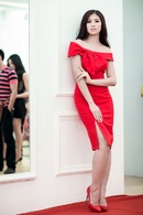 Hoa hậu Ngọc Hân khoe body với đầm đỏ hút mắt NEWS16380