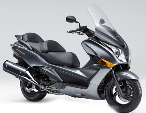 Xe tay ga mới của Honda phong cách SW-T 600.