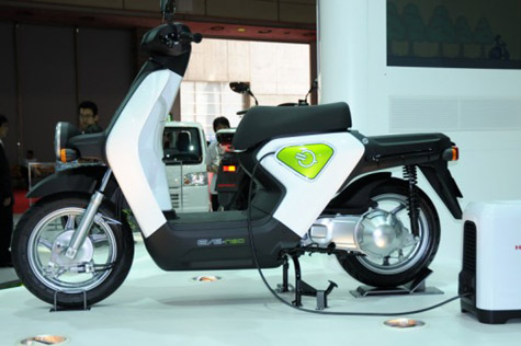 Xe máy chạy điện đầu tiên của Honda giá hơn 5.000 USD