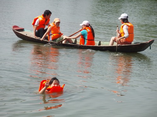 Bơi thuyền, tắm sông ở đảo Dừa Lửa