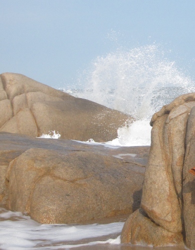 Tắm sóng ở gành đá Bình Châu