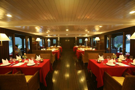 Nhà hàng sang trọng và ấm cúng trên du thuyền Bhaya.