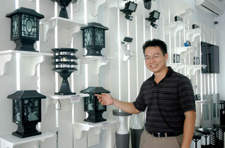 Anh Quách Thanh Quốc - giám đốc showroom Thiên Quang Solar.