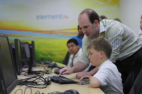 Eben Upton hướng dẫn học sinh sử dụng máy tính siêu bé và siêu rẻ.