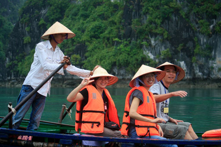 Du khách đi thăm làng chài Vung Viêng và cơ sở nuôi ngọc trai.