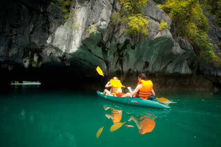 Du khách chèo thuyền kayak thăm quan vịnh.