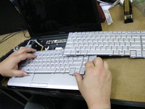 http://khohangre.vn/Upload/Content/Suabanphim/laptop-keyboard-repair.jpg