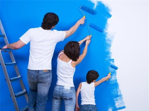 sơn lại hoặc dùng giấy dán tường sẽ làm căn nhà của bạn trông như mới