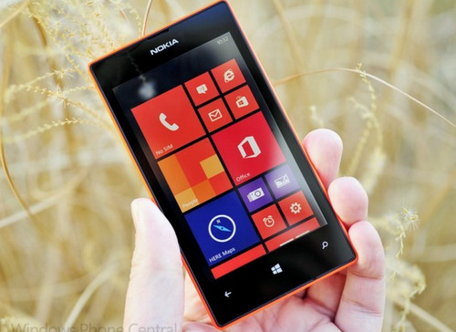 Lumia 525 kiểu dáng bắt mắt, hiệu năng tốt nhưng thiếu camera trước.