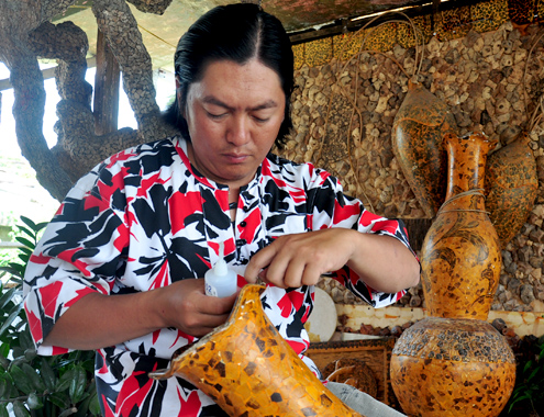 Biến vỏ gáo dừa khô thành đồ mỹ nghệ xuất khẩu