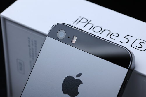 iPhone 5S vẫn được Apple sản xuất và bán ra thị trường cùng iPhone 6 và 6 Plus, nhưng loại hàng mới không còn được chuộng nhiều vì giá cao.